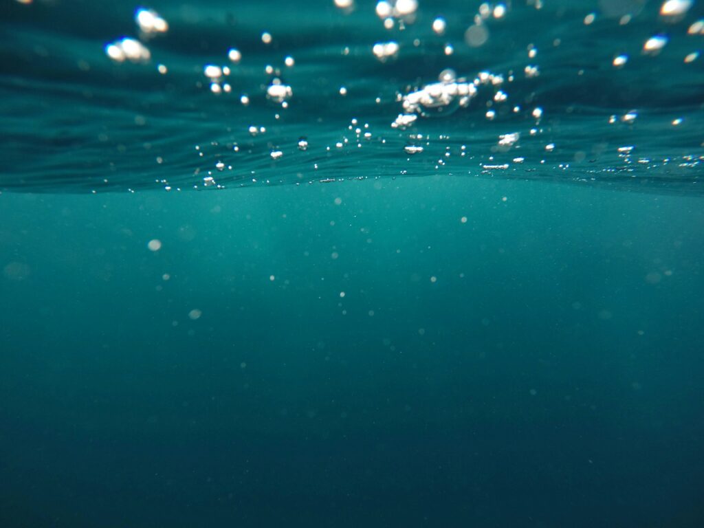 감괘 ― 깊은 물속을 견디며 흐르는 자 jeremy bishop 1brazysleka unsplash